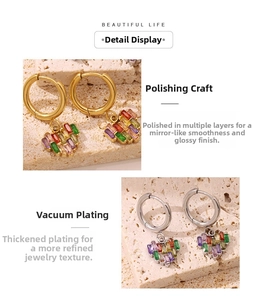 Détail de boucles d'oreilles cœur en zircon arc-en-ciel avec placage épais et poli
