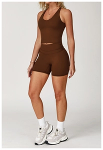 Set yoga marrone da donna con top racerback e pantaloncini a vita alta elasticizzati
