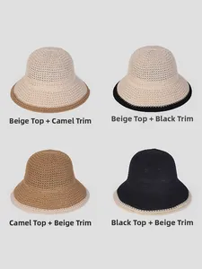 Dettaglio della trama a uncinetto su cappelli da sole a tesa larga in vari colori