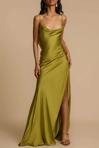 Detail eines eleganten olivgrünen Satin-Kleides mit Wasserfallausschnitt und hohem Schlitz