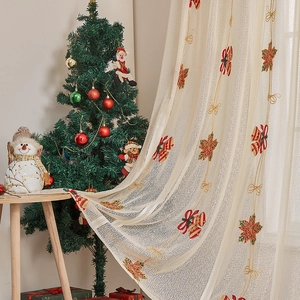 Weihnachtsgardine aus Spitze mit bestickten Glocken und Schneeflocken auf Tüllstoff