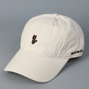 Detail der cremefarbenen Baumwoll-Basecap mit Katzenstickerei und NO CAP NO STYLE Spruch