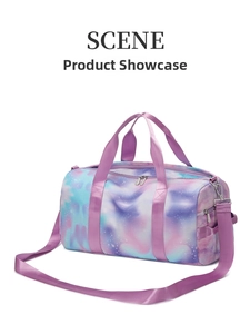 Détail du sac de voyage avec motif étoilé coloré, doubles poignées et poche latérale zippée