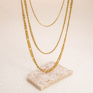 Dettaglio della collana a tre strati placcata oro 18 carati in acciaio inox stile moderno
