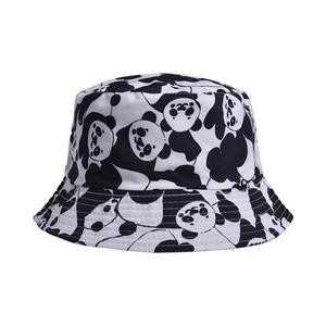 Détail de chapeau bob réversible avec imprimé panda noir et blanc sur toute la surface