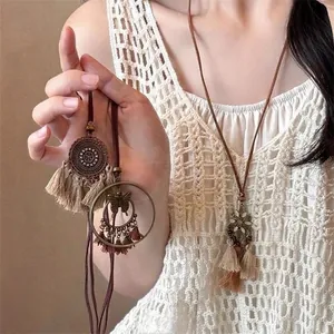 Sautoir bohème vintage avec pendentif mandala en bronze, perles en bois et franges