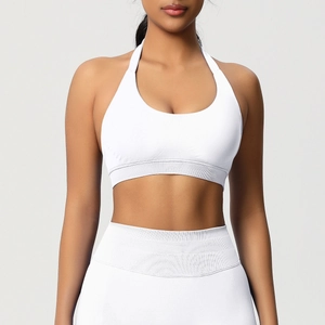 Détail de la taille haute côtelée élastique et du tissu sans couture du short de yoga blanc