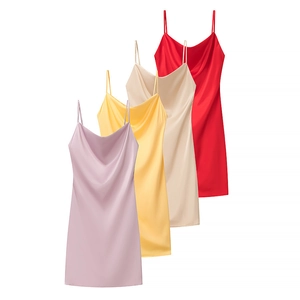 Dettaglio di quattro abiti sottoveste in raso nei colori viola, giallo, champagne e rosso