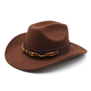 Détail d'un chapeau en feutre marron avec bandeau en cuir et pierre décorative rouge