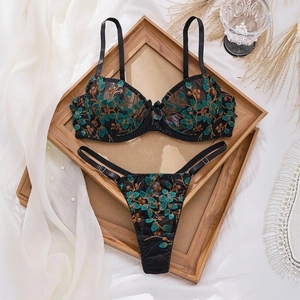 Détails de broderie sur ensemble de lingerie en dentelle avec motifs émeraude