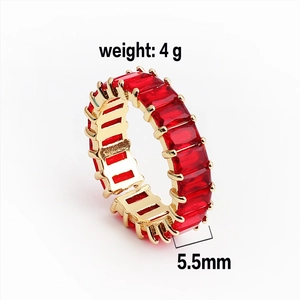 Détail montrant la largeur de 5,5mm et le poids de 4g de la bague en zircone et or