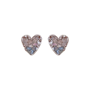 Boucles d'oreilles cœur en argent avec cristaux roses et bleus sur fond blanc