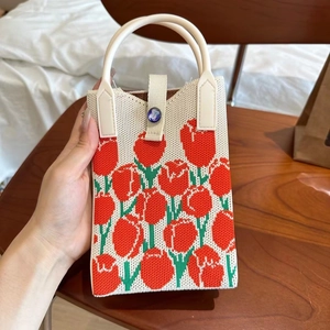 Détail de la texture tricotée et du motif tulipe sur ce sac à bandoulière fait main