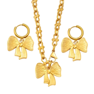 Elegantes Set aus goldener Schleifen-Halskette und Ohrringen mit poliertem Metall