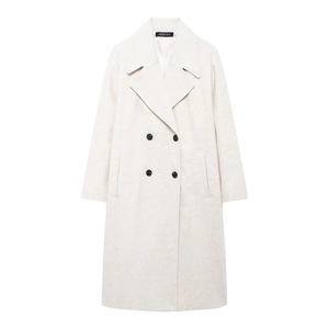 Détail du manteau long blanc cassé avec boutonnage croisé et revers larges élégants