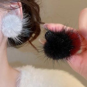 Détail de boucles d'oreilles en peluche gris clair et dégradé de rouge et noir