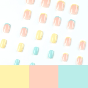 Kurze eckige Press-on-Nägel mit blau-gelben French-Tips und sanften Pastellfarben