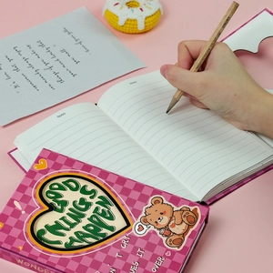 Rosa kariertes Hardcover-Notizbuch mit Herzausschnitt und passender Geschenkbox