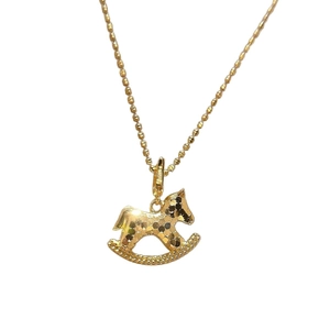 Collier chic avec pendentif cheval à bascule doré et texture facettée pour femme