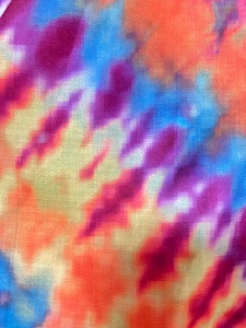 Nahaufnahme des lebendigen Batikmusters auf dem Stoff des Retro-Kurzarmhemds