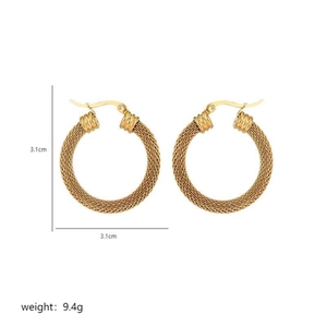Gros plan de boucles d'oreilles dorées en maille d'acier avec mesure de 3,1 cm