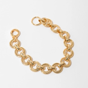Pulsera retro de eslabones dorados con anillos de textura espiral y acabado en oro de 18K