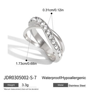 Détail de la bague croisée en acier inoxydable argenté ornée de zircons blancs brillants