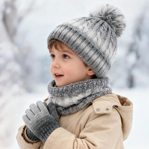 Detailansicht Kinder Winterset aus Strickmütze mit Bommel, Schal und Handschuhen