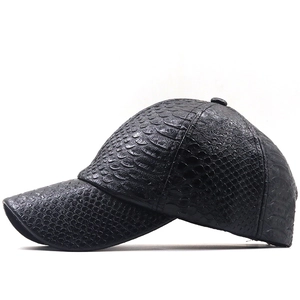 Vue latérale d'une casquette de baseball noire à texture peau de serpent et crocodile