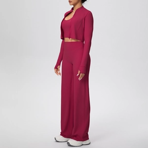 Détail de l'ensemble de yoga bordeaux avec veste zippée et pantalon de sport large