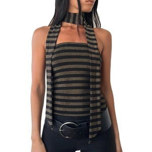 Top tubo elegante a rayas negras y doradas con bufanda a juego para un look de verano