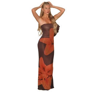 Détail de la robe longue bustier moulante avec imprimé floral orange sur tissu marron foncé