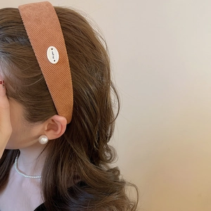Serre-tête vintage en velours côtelé marron caramel porté pour un style chic et haut