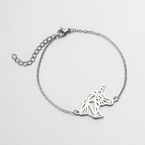 Makroaufnahme von silbernem Einhorn-Armband mit geometrischem Design und Karabinerverschluss