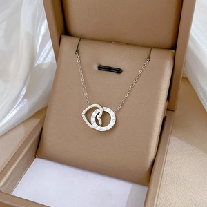 Dettaglio della collana d'argento con cuore e anello romano in scatola regalo