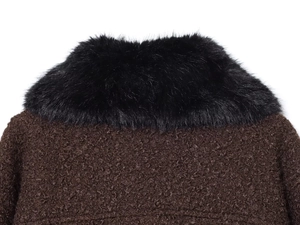 Gros plan sur la texture sherpa marron foncé avec détail du col en fausse fourrure noire
