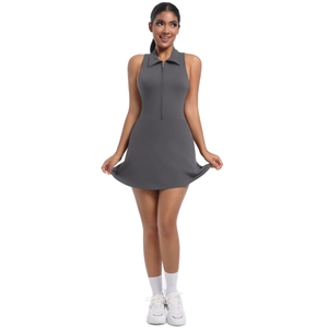 Détail de la robe de sport sans manches gris foncé avec zip pour le golf et le tennis