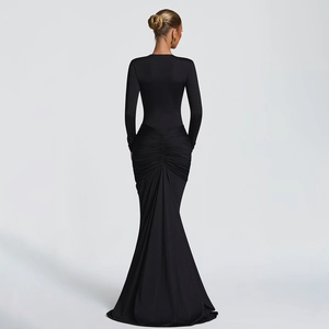 Elegante abito lungo a sirena nero con scollo a V profondo e maniche lunghe a balze