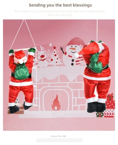 Primo piano della decorazione sospesa in peluche di Babbo Natale arrampicatore da 90 cm.
