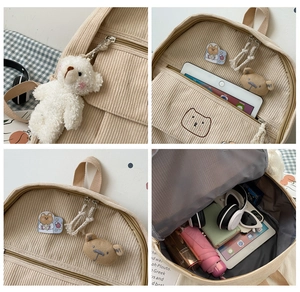 Detalle de mochila de pana beige con bordado de oso y gran capacidad de almacenamiento