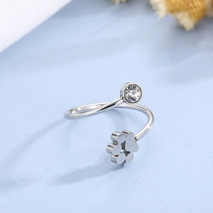 Gros plan d'une bague chat argentée ajustable avec zircone et détail d'étoile