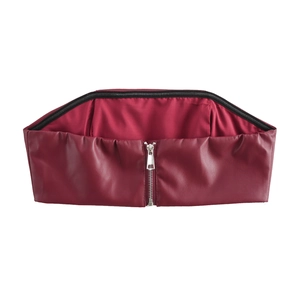 Détail du haut bustier en similicuir bordeaux avec fermeture éclair argentée centrale