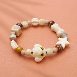 Bracelet artisanal en céramique pour chien avec breloques étoile et os aux tons terre