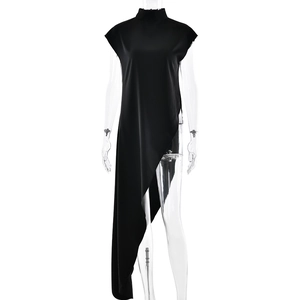 Elegante top smanicato in raso nero con collo alto e orlo asimmetrico dal taglio sbieco