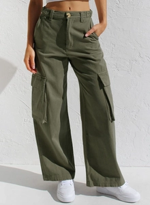 Details der armygrünen Cargo-Hose mit hoher Taille und großen seitlichen Funktionstaschen