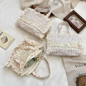 Sacs cabas en toile à fleurs avec bordures en dentelle crème et fermeture éclair