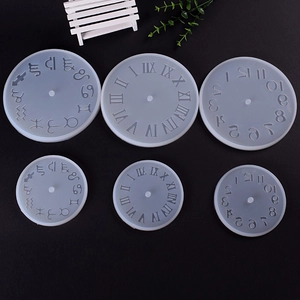 Vista macro de seis moldes de silicona para relojes con números romanos y signos del zodiaco