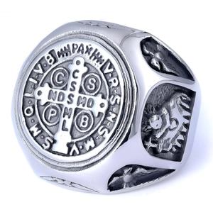 Makroansicht des Vintage-Benediktus-Rings mit Relief-Kreuz und schwarzem Antik-Finish