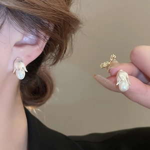 Eleganti orecchini di perle a bocciolo di fiore con finitura argento per un look minimalista