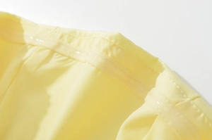 Dettaglio del bordo in tessuto giallo chiaro con striscia antiscivolo in silicone trasparente